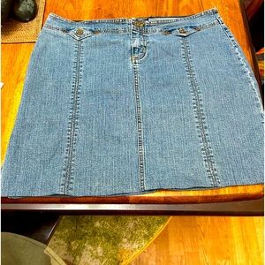 Gently used women’s DKNY Jean skirt size 16